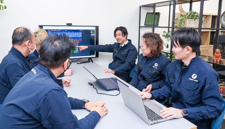 社内で施工の打ち合わせをする代表とチーム