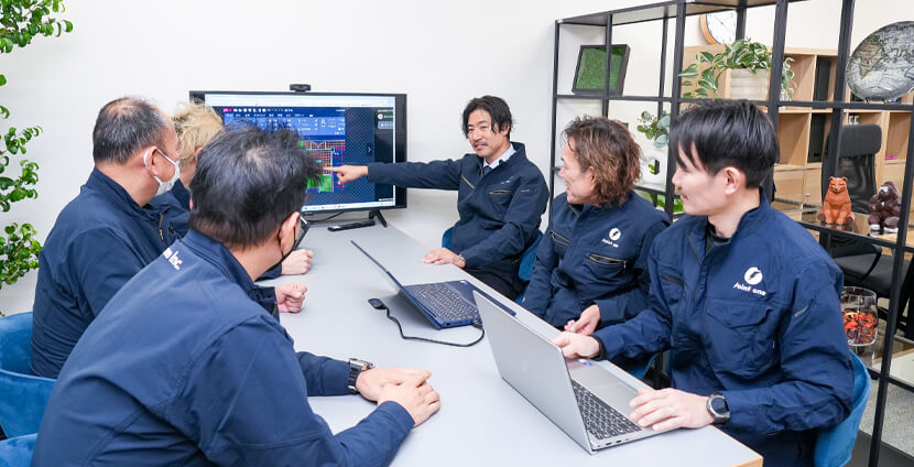 社内で施工の打ち合わせをする代表とチーム