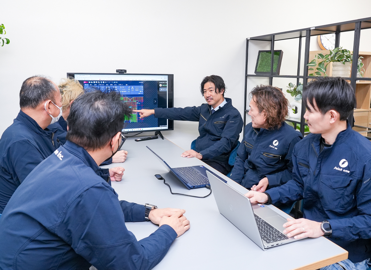 社内で施工の打ち合わせをする代表とチーム