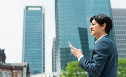 スマホで入力中の就活男子