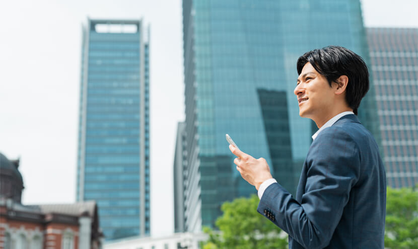 スマホで入力中の就活男子
